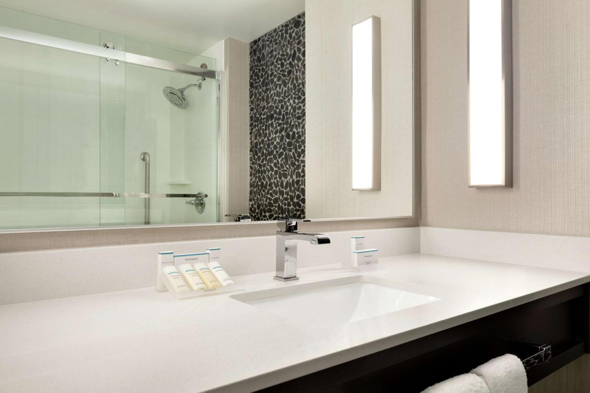 Hilton Garden Inn Купертино Екстериор снимка